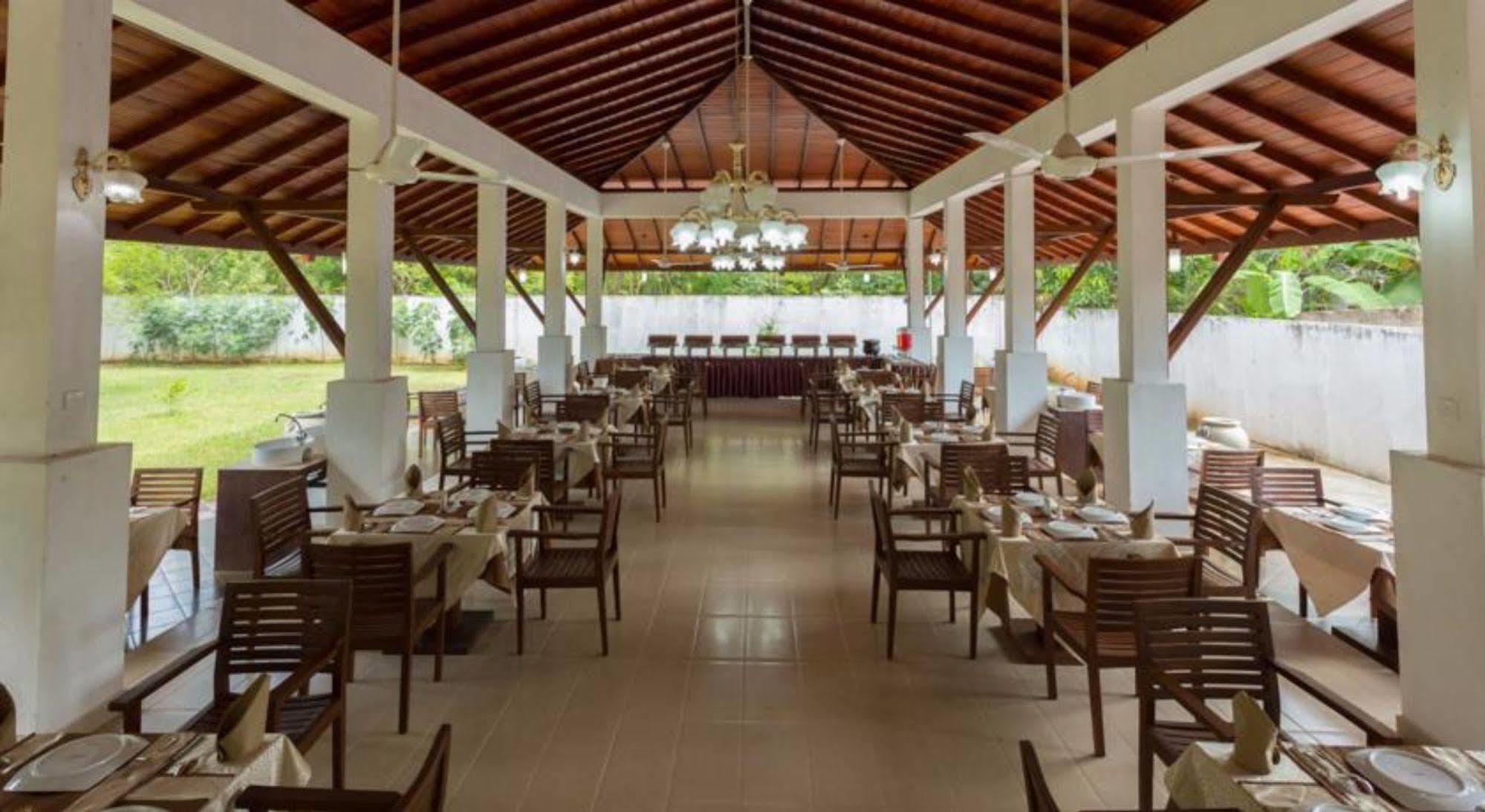 Hotel Chenra Kataragama Zewnętrze zdjęcie